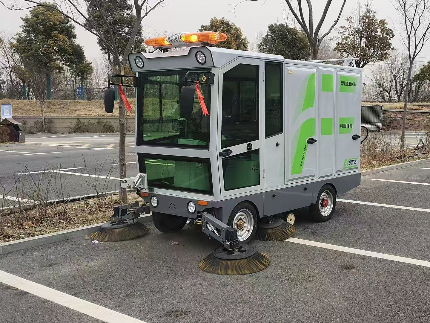 新疆客户订购我司多功能驾驶式扫地机