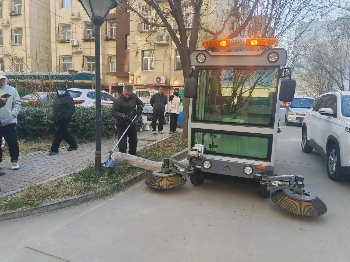 某小区采购我司纯吸式驾驶式扫地车