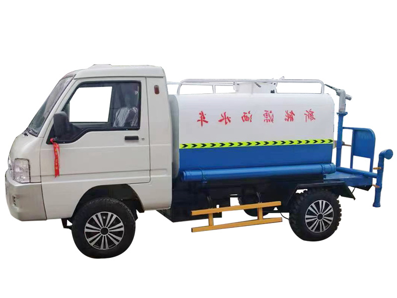 电动四轮洒水车